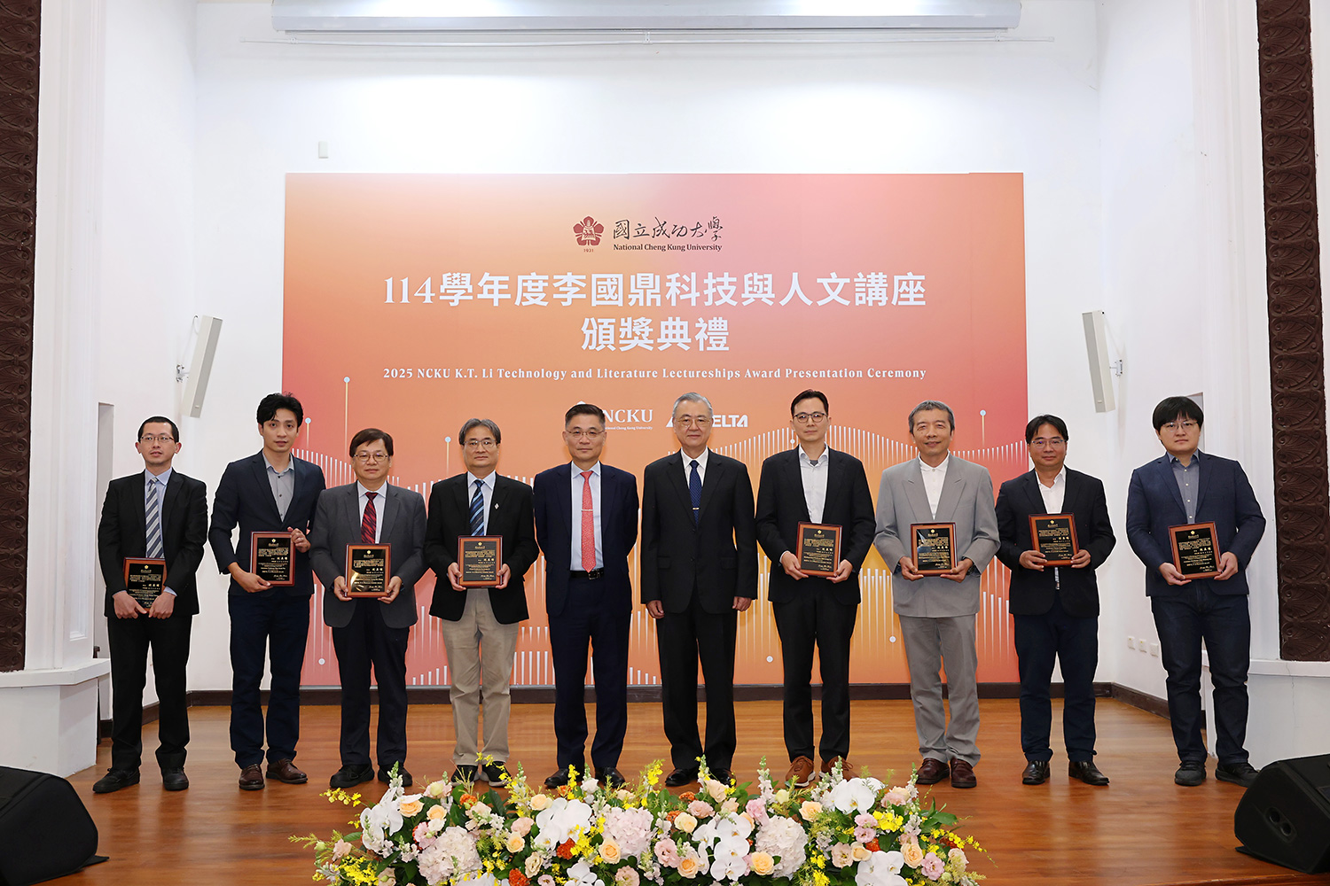 114 學年度「李國鼎科技與人文講座」獲獎人與頒獎人合影
